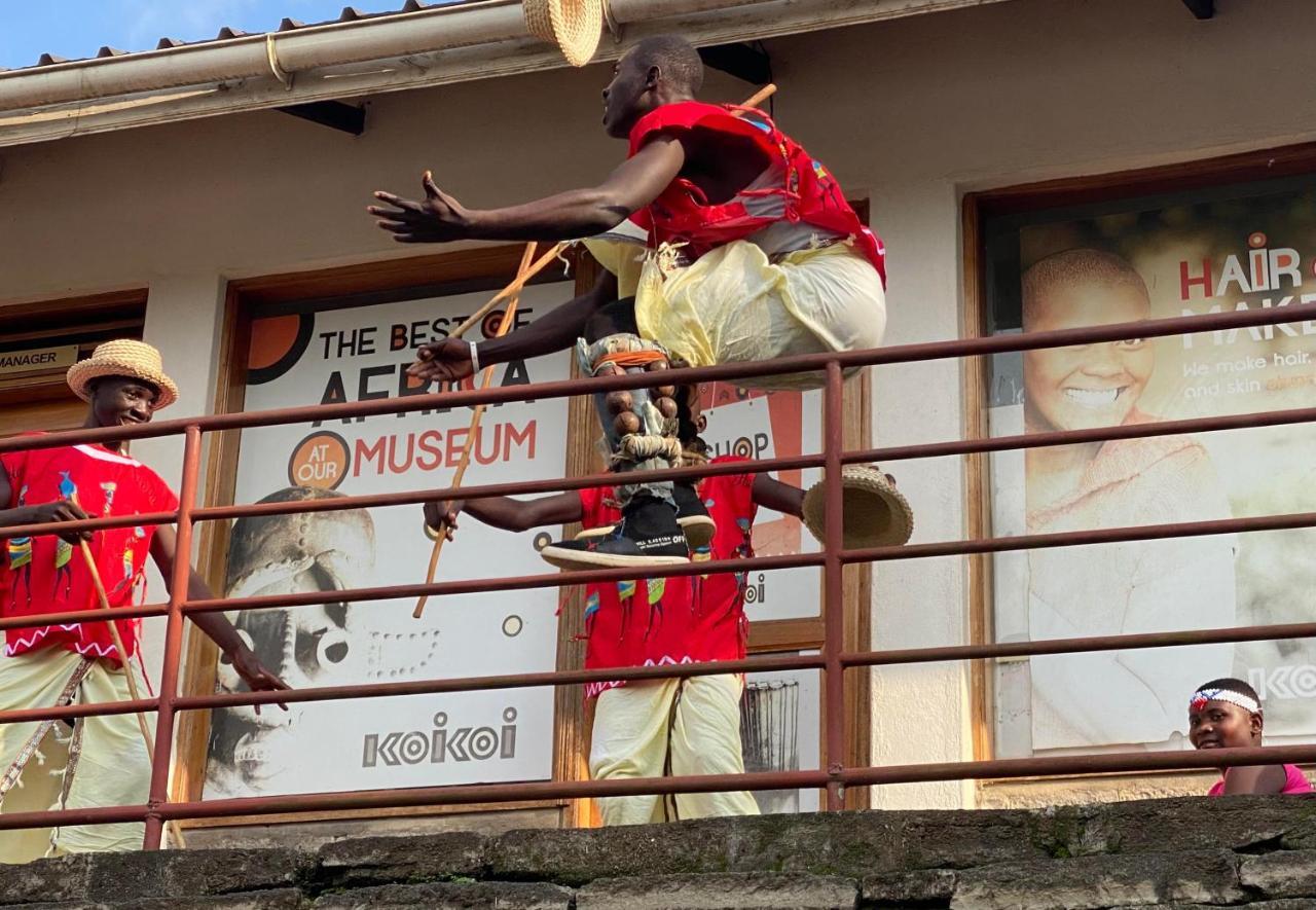 Koi Koi, Fort Portal Kasusu Exterior foto